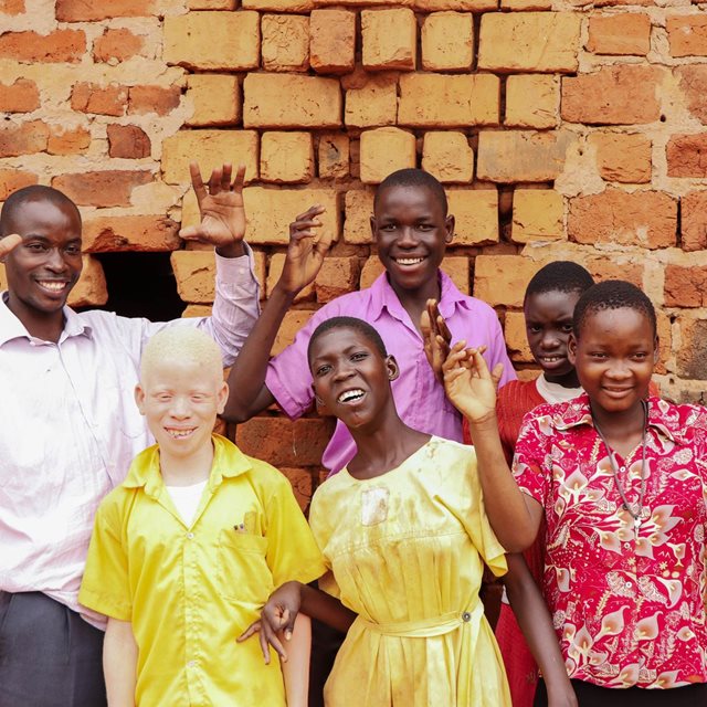 Hjertevenn: Lærer barn tegnspråk i Uganda