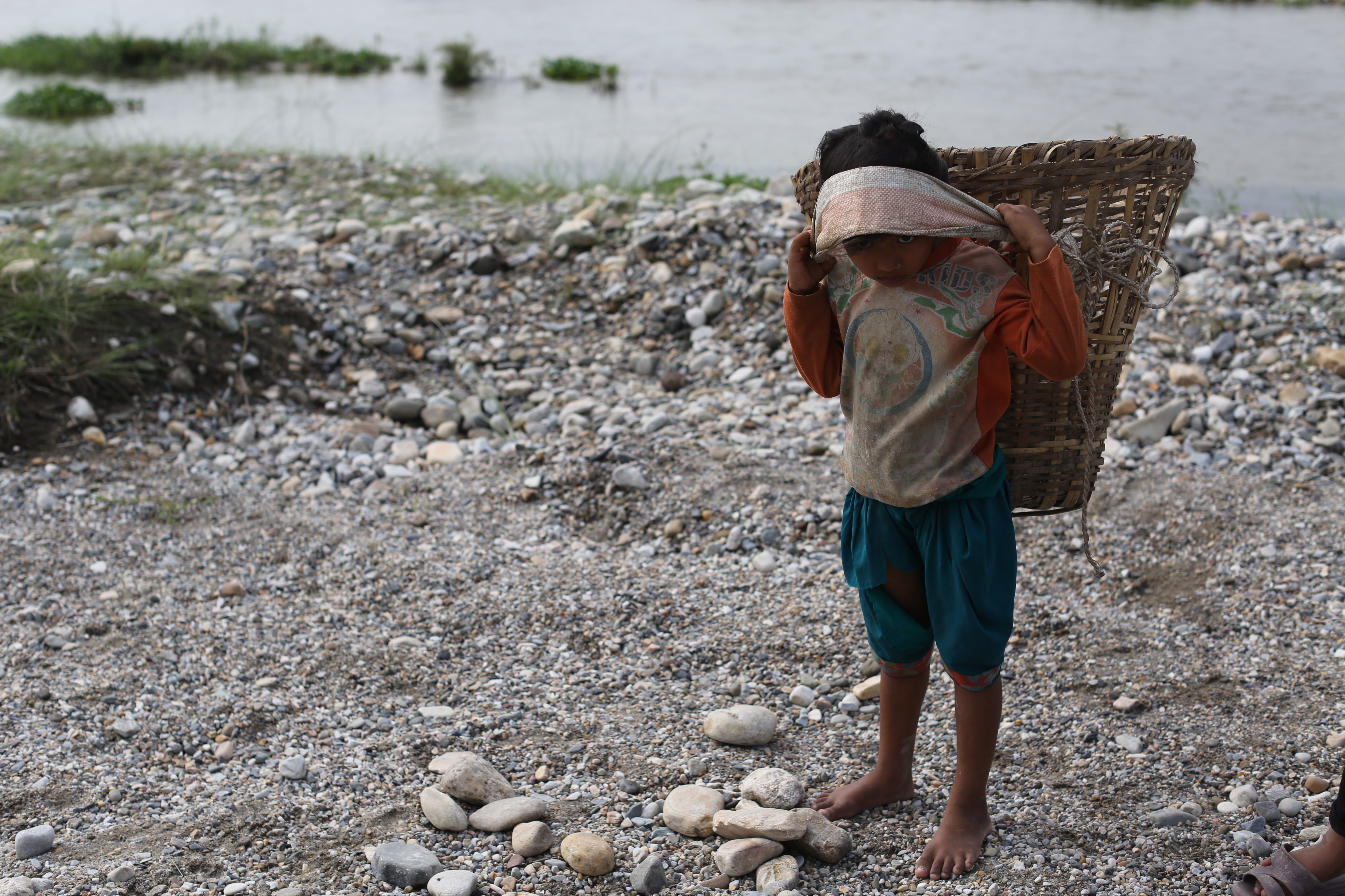 Barnearbeid i Nepal, hvor mange barn jobber med å finne og bære steiner. Foto: Per Fronth