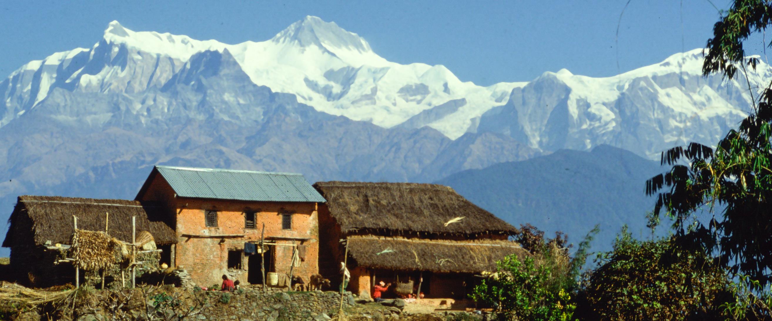 Nepal er et land med høye fjell dekket av snø og is. Nå smelter isen og snøen blir borte.