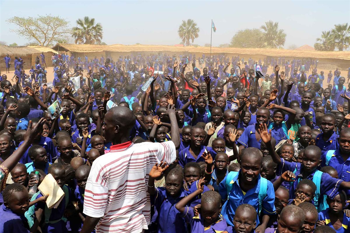 2016-south-sudan-aweil-school-headmaster-pupils-photo-egil-mongstad