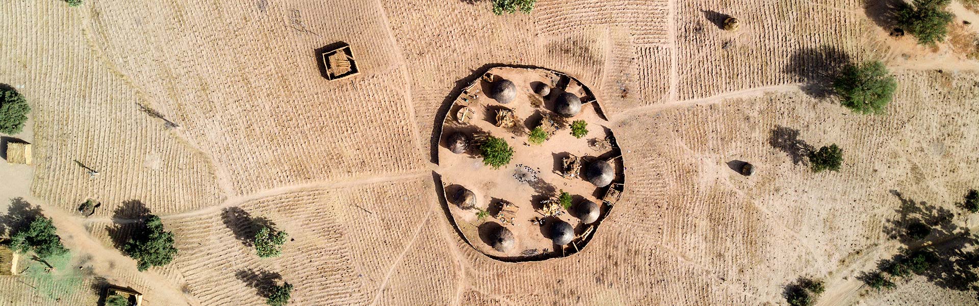 Luftfoto av sirkelformet landsby med små hytter i Niger. Foto: Torleif Svensson