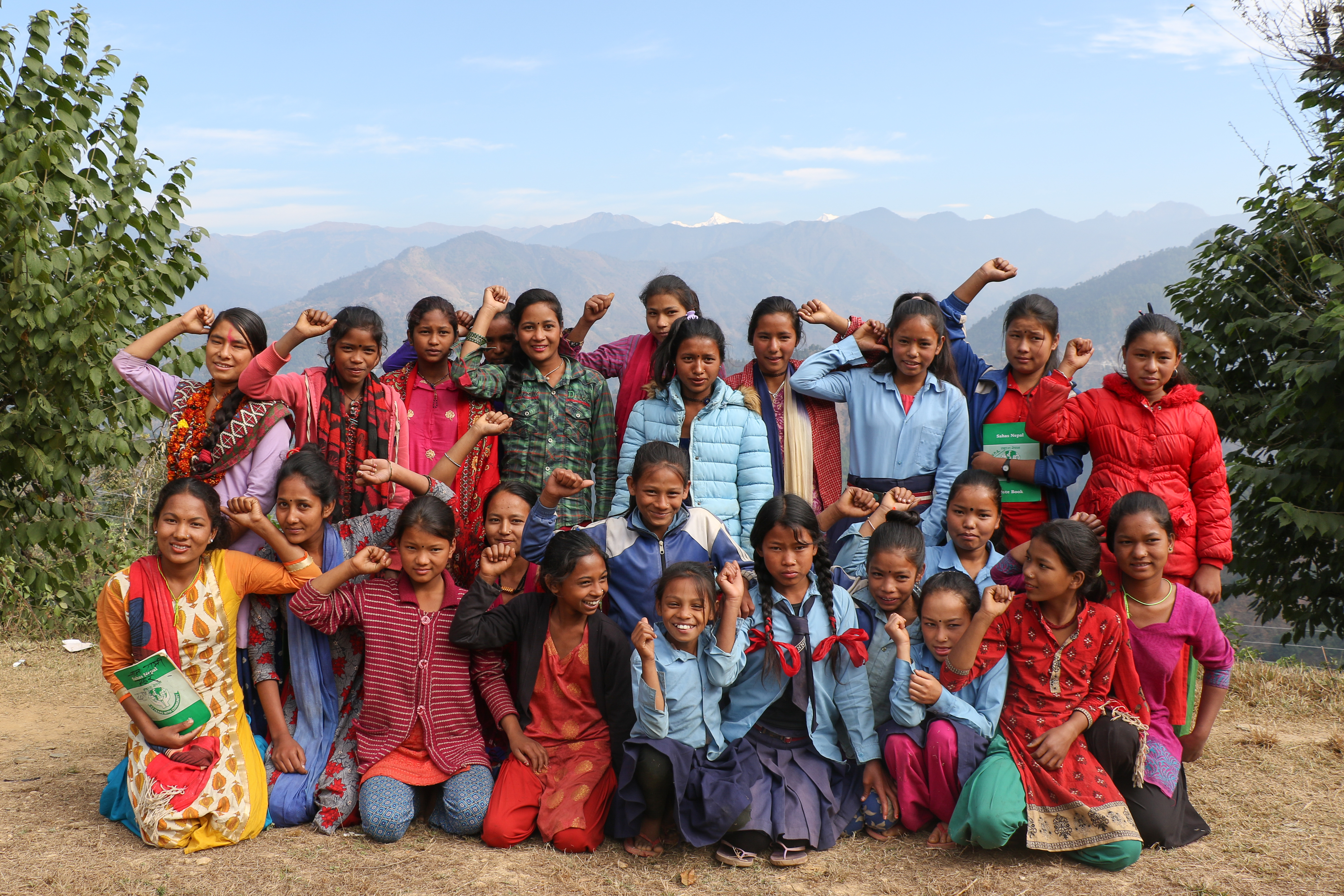 Samvad er ein inspirasjon og betyr mykje for den unge jenta og jentene i landsbyen. Urmila på kne i fremste rekke til venstre i bildet.