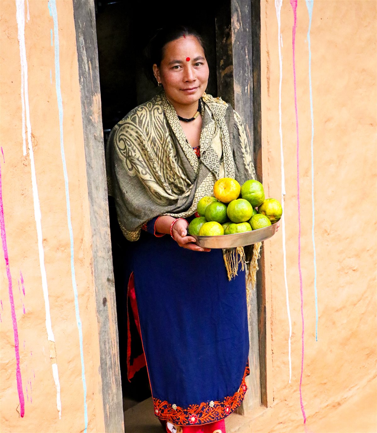 Kvinne med mandariner på et fruktfat