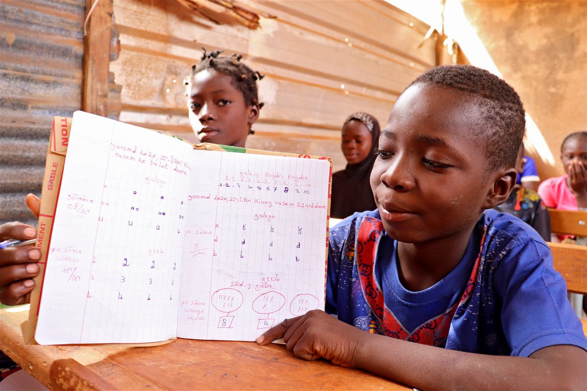 Gutt på Speed School i Burkina Faso under koronapandemien.