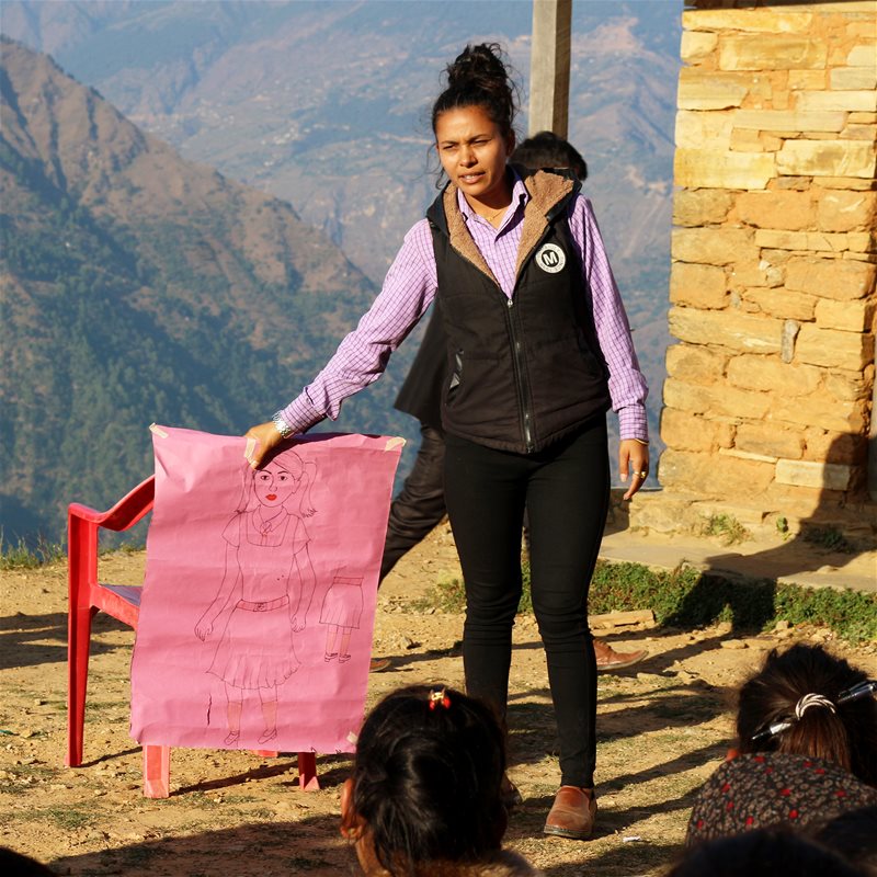 Hun reiser langt oppi fjellene for å fortelle unge jenter om rettighetene deres.