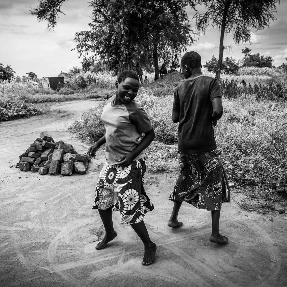 2021-uganda-palorinya-flyktninger-bonga-gladys-og-venninne-danser-foto-sofi-lundin (1356x1334)