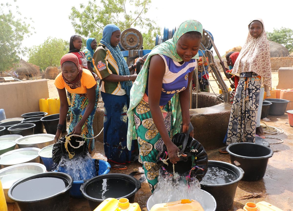 2015 Niger collects water