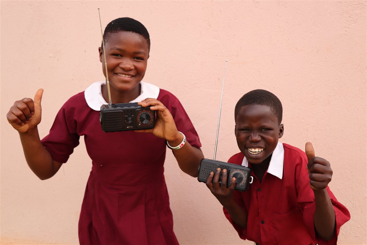 Amina og Peter fra Uganda med solcelleradioer