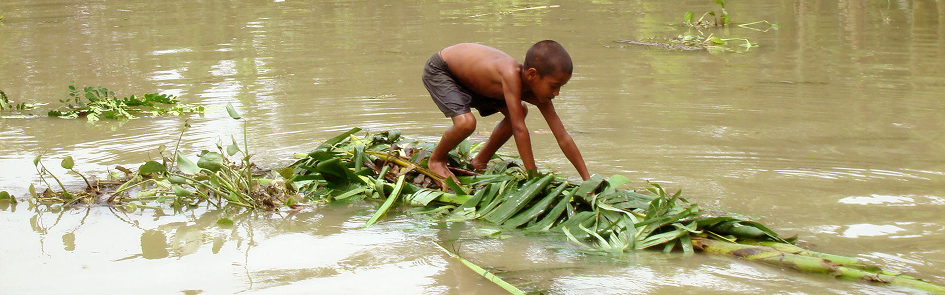bangladesh-boy-in-water-on-float