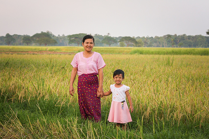 Lille Thazin og mamma Mymt fra Myanmar går tur