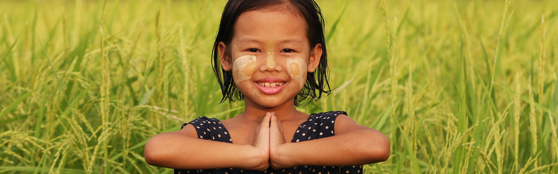 myanmar-girl-smiling-in-the-green-field