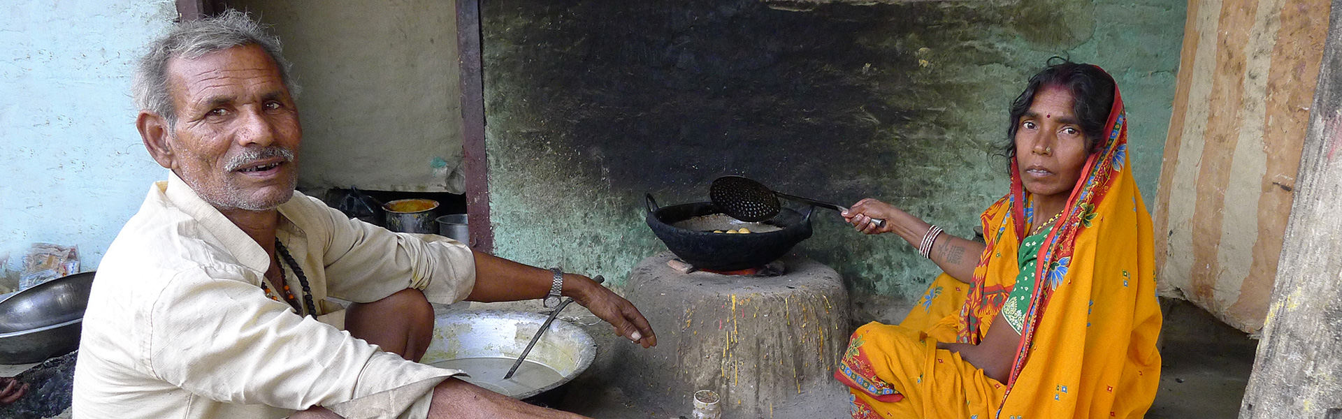 nepal-husbond-and-wife-in-kitchen