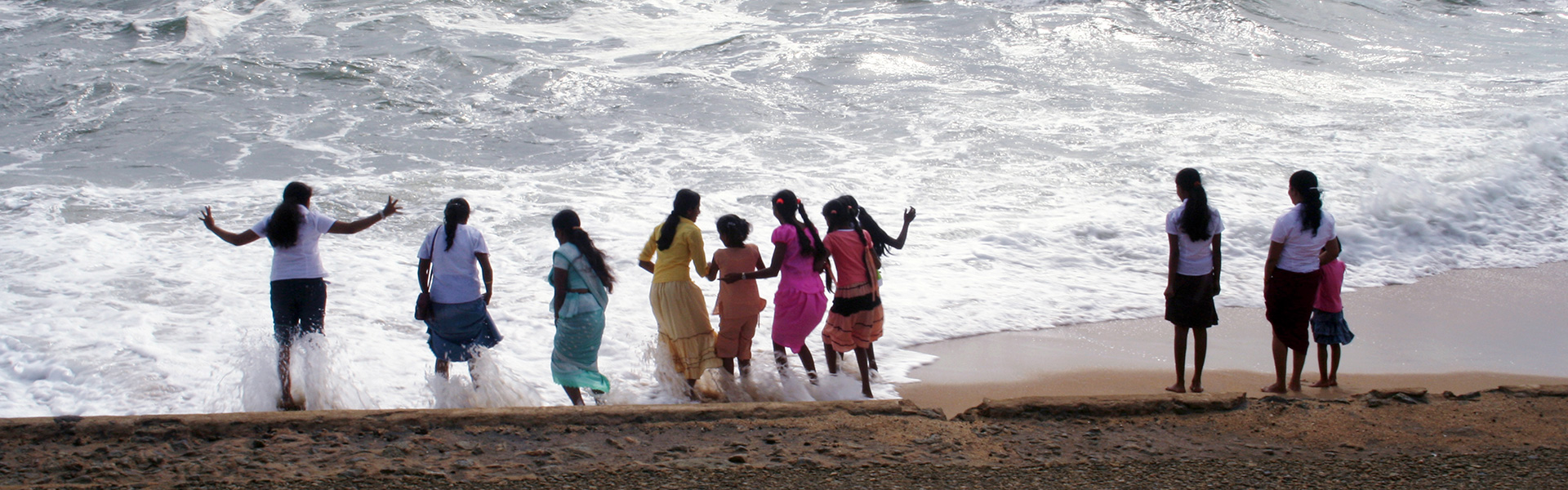 sri-lanka-women-on-beach