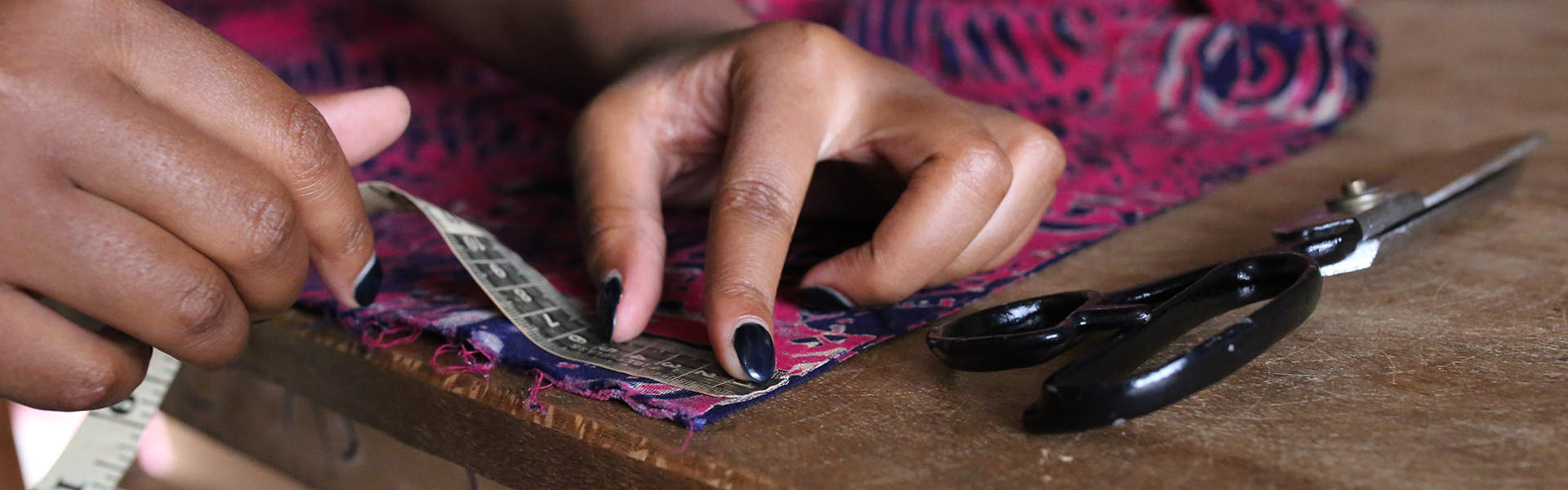 tanzania-bonga-hands-sewing-tailor-scissors