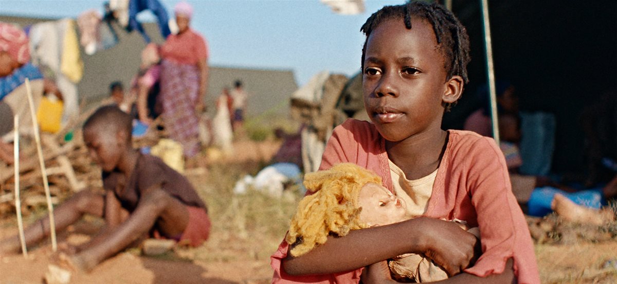 uganda-flyktning-jente-med-dukke
